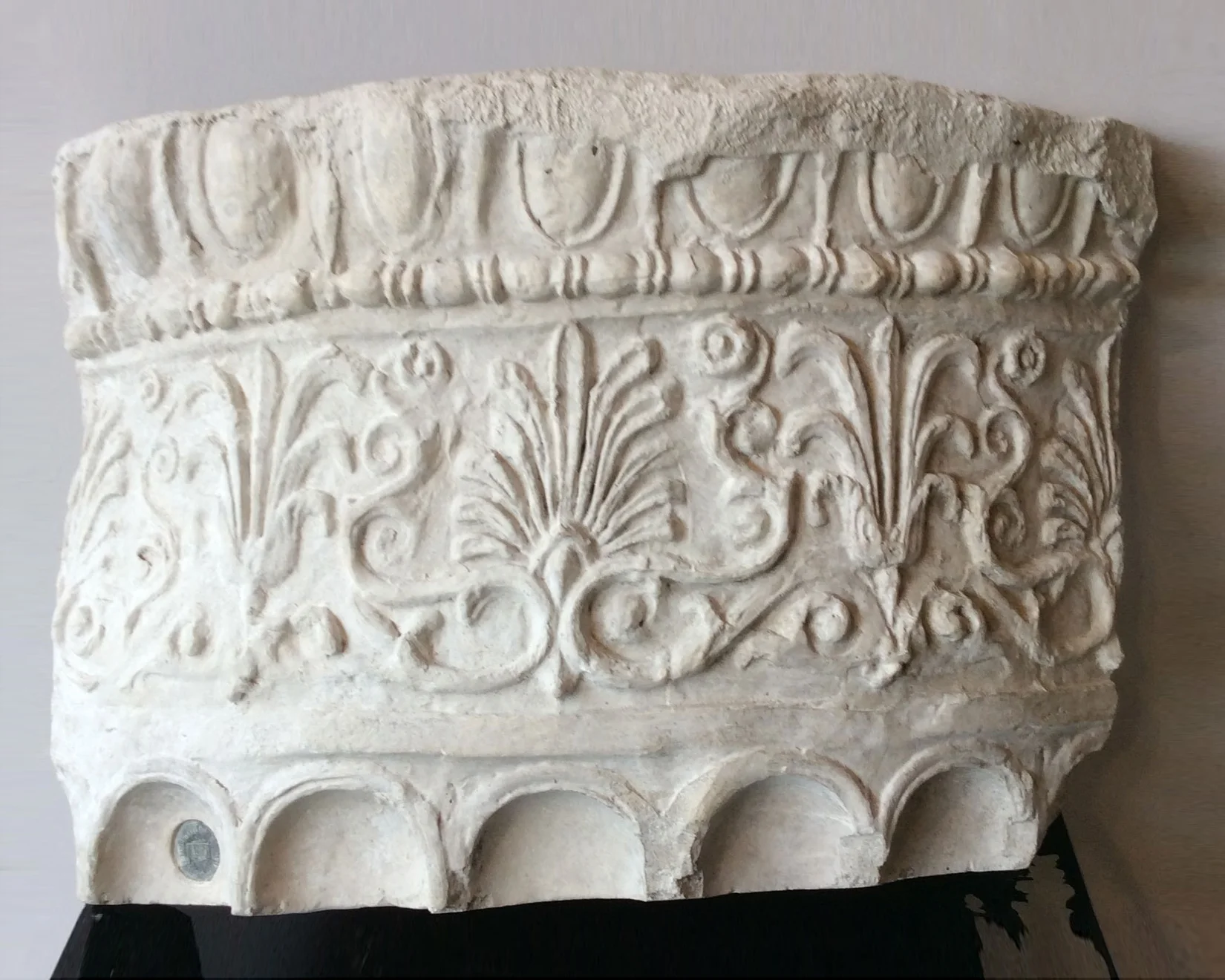 Partie de chapiteau Toscan en plâtre, France fin du XIXème siècle-01