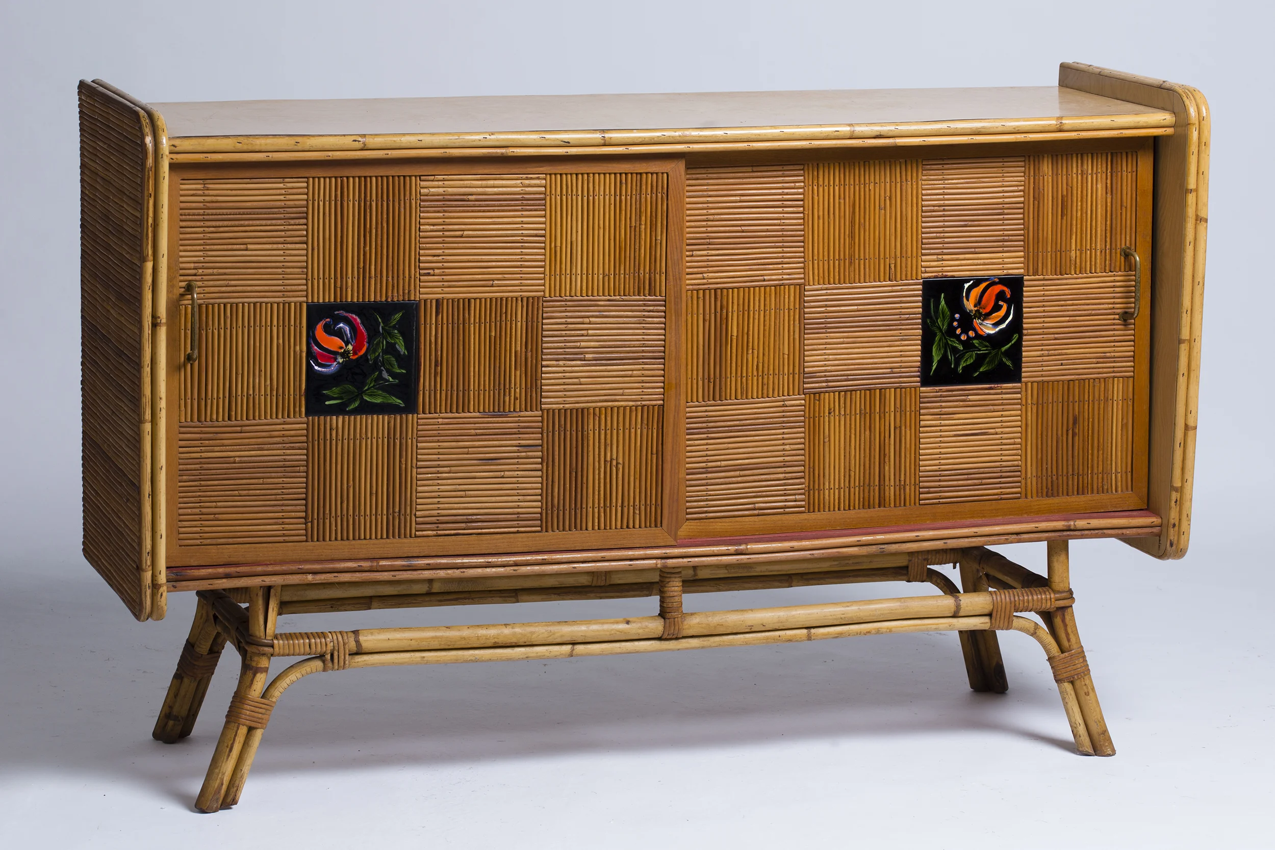 Buffet en rotin à deux portes coulissantes ornées de carreaux en céramique de Roger Capron. France 1950-02