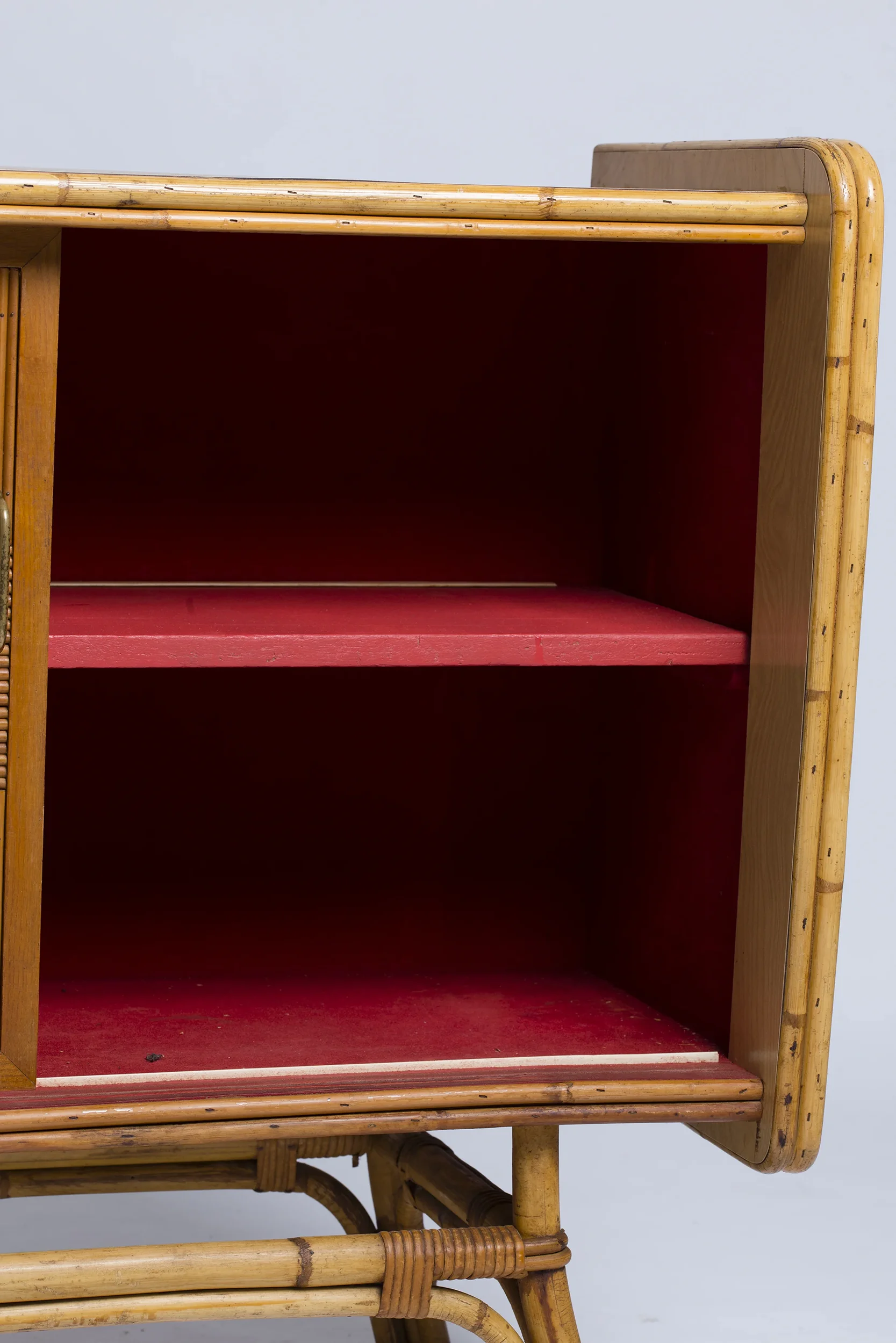 Buffet en rotin à deux portes coulissantes ornées de carreaux en céramique de Roger Capron. France 1950-06