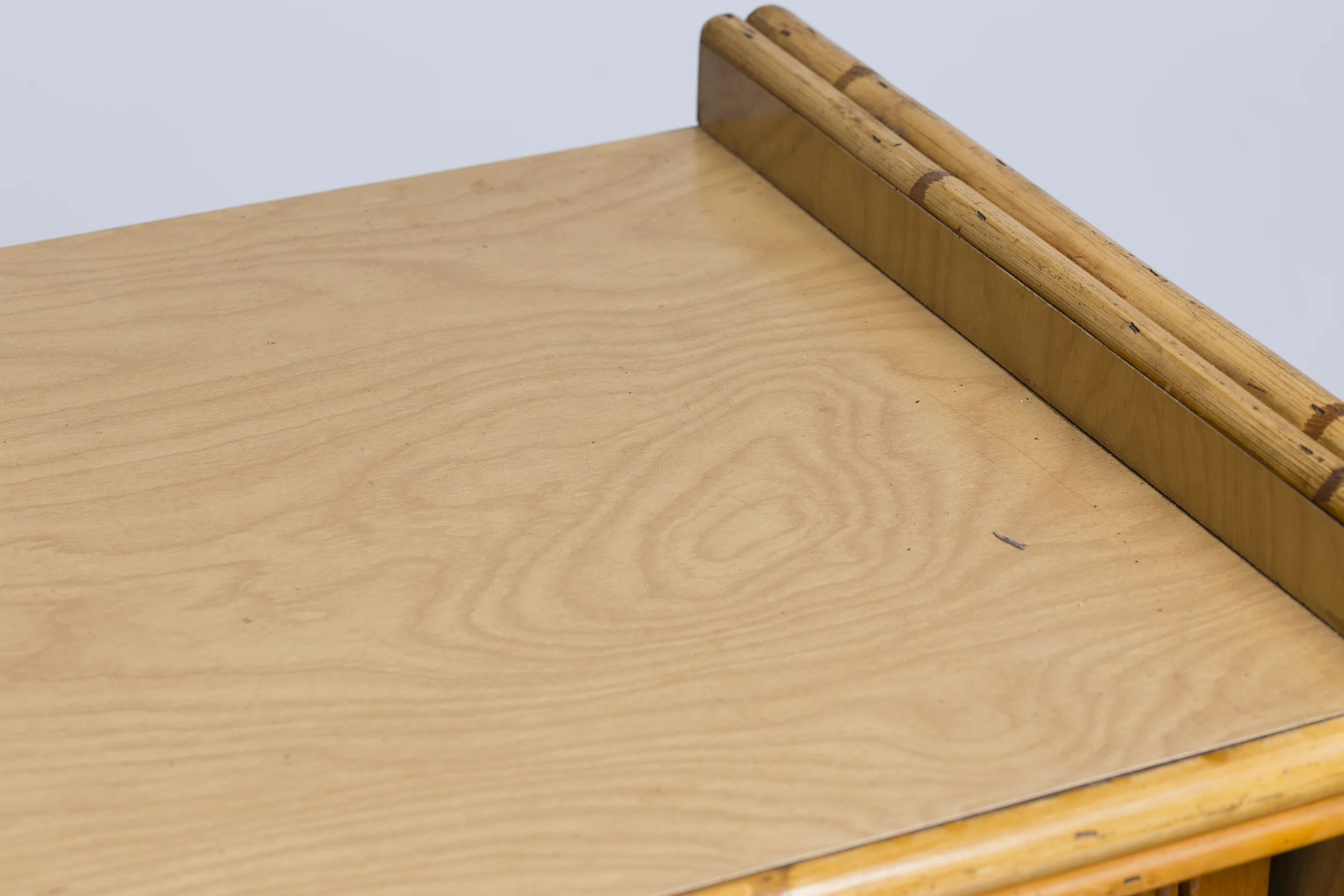 Buffet en rotin à deux portes coulissantes ornées de carreaux en céramique de Roger Capron. France 1950-07