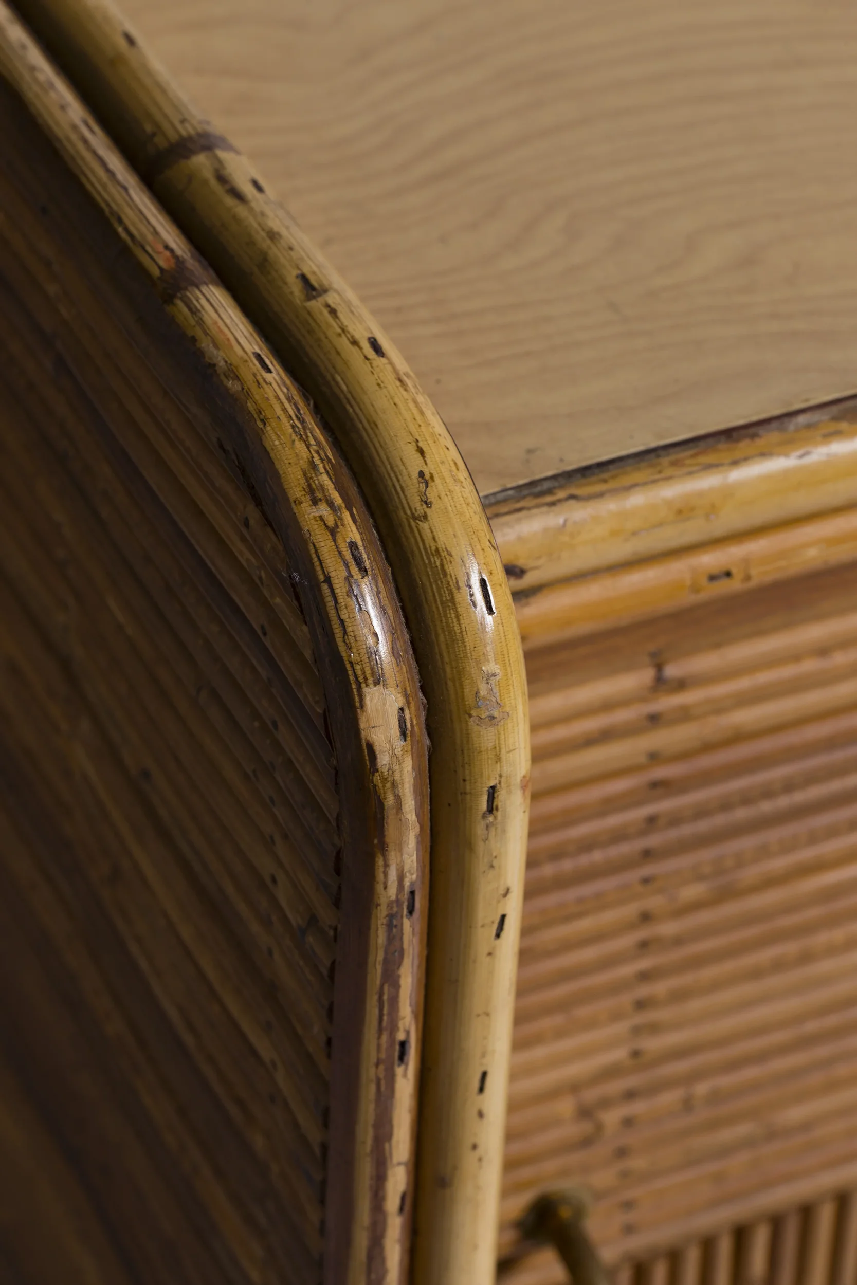 Buffet en rotin à deux portes coulissantes ornées de carreaux en céramique de Roger Capron. France 1950-08