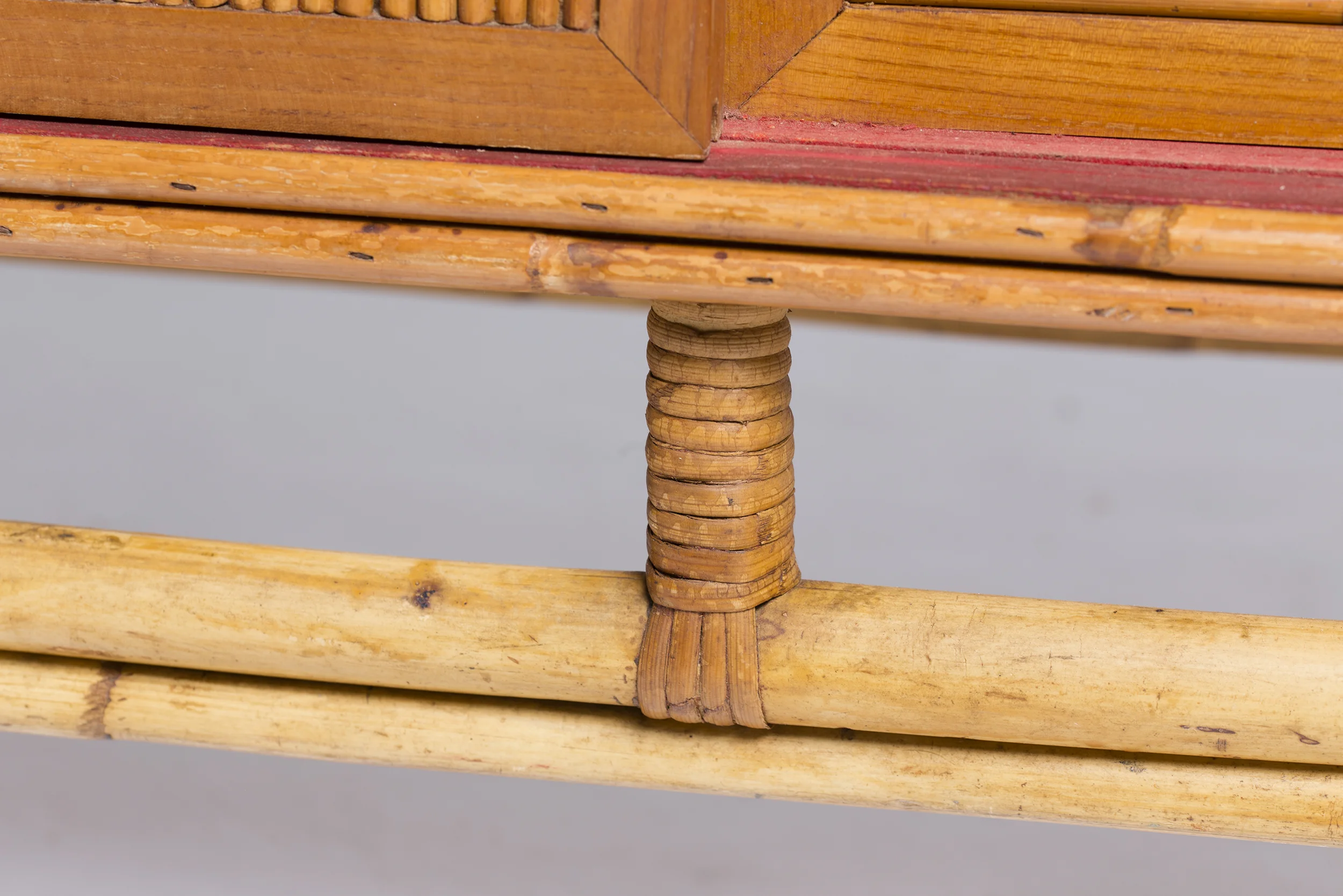 Buffet en rotin à deux portes coulissantes ornées de carreaux en céramique de Roger Capron. France 1950-09