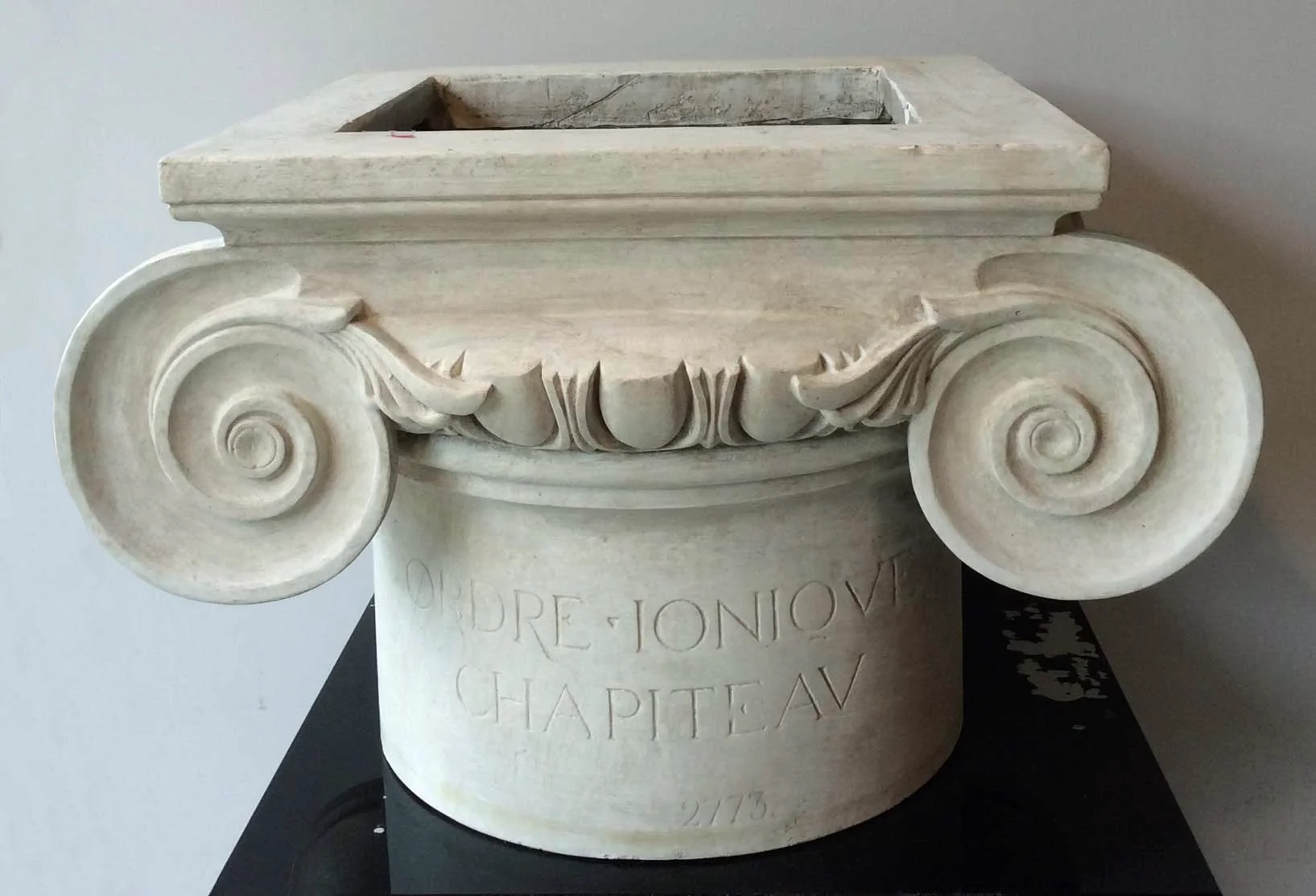 Chapiteau ionique en plâtre, France fin du XIXème siècle-02