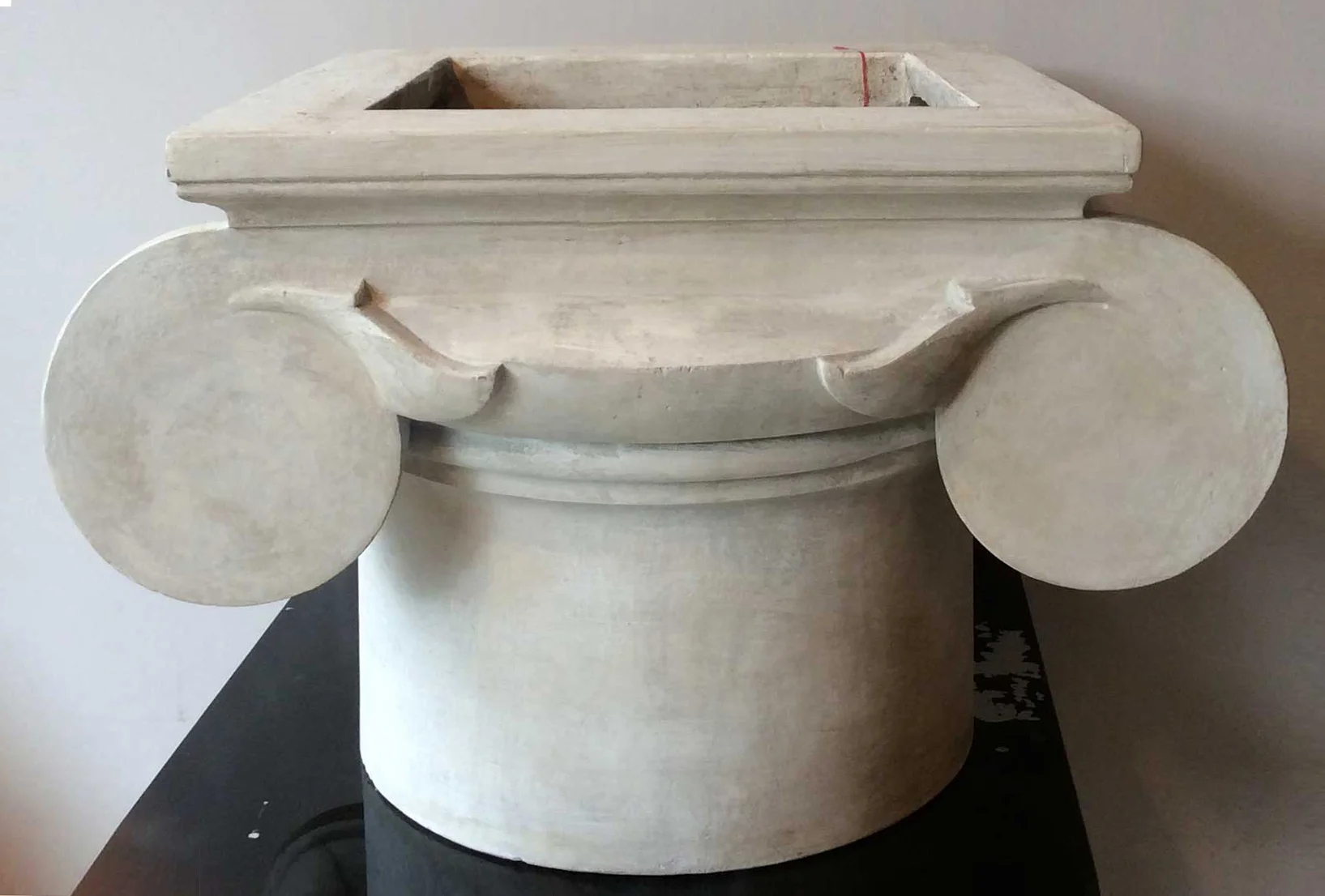 Chapiteau ionique en plâtre, France fin du XIXème siècle-04