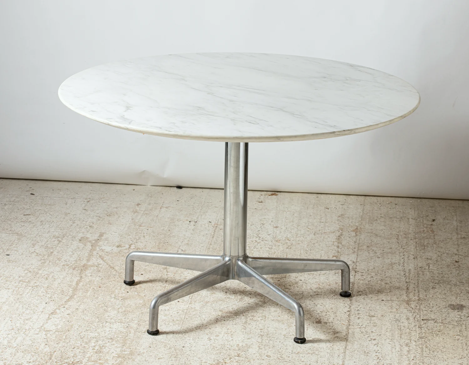 Charles Eames, table ronde Segmented, série Aluminium Group, circa 1960-02