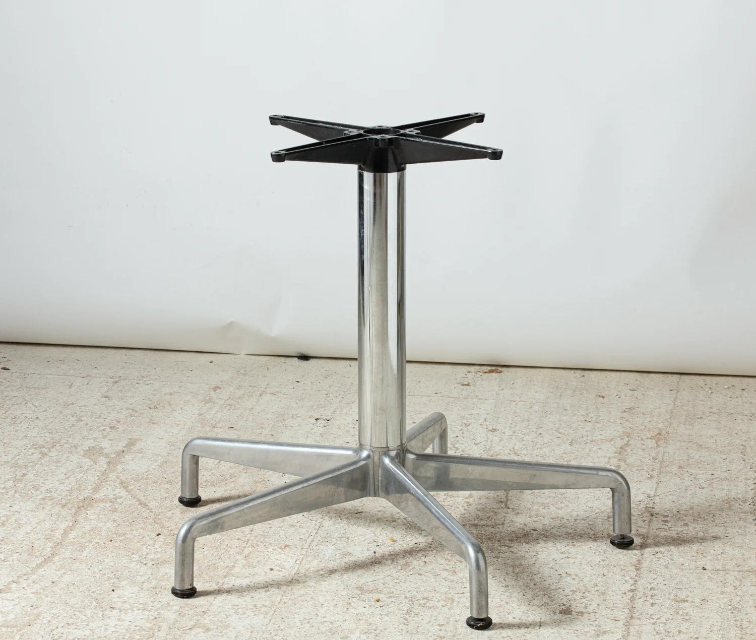 Charles Eames, table ronde Segmented, série Aluminium Group, circa 1960-03