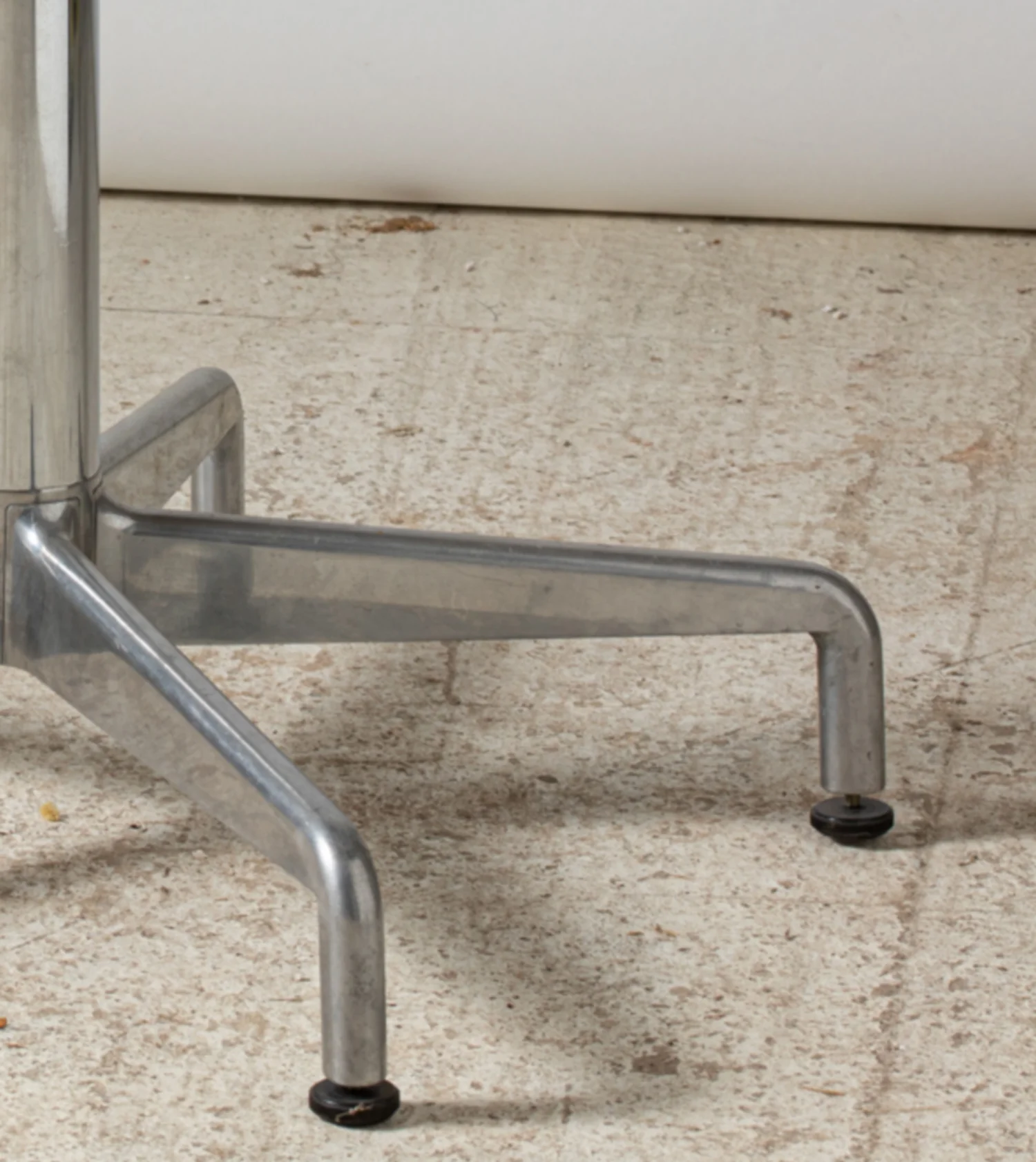 Charles Eames, table ronde Segmented, série Aluminium Group, circa 1960-05