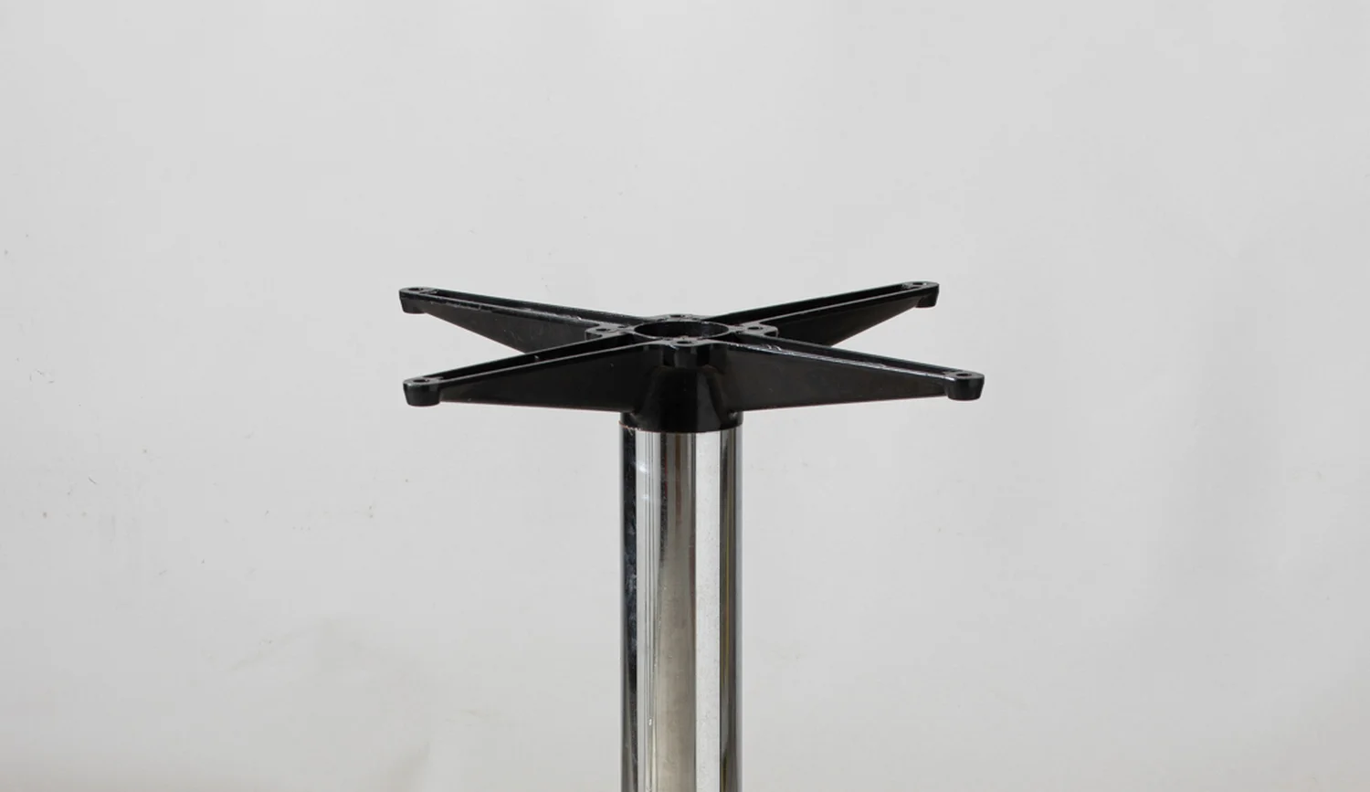 Charles Eames, table ronde Segmented, série Aluminium Group, circa 1960-06