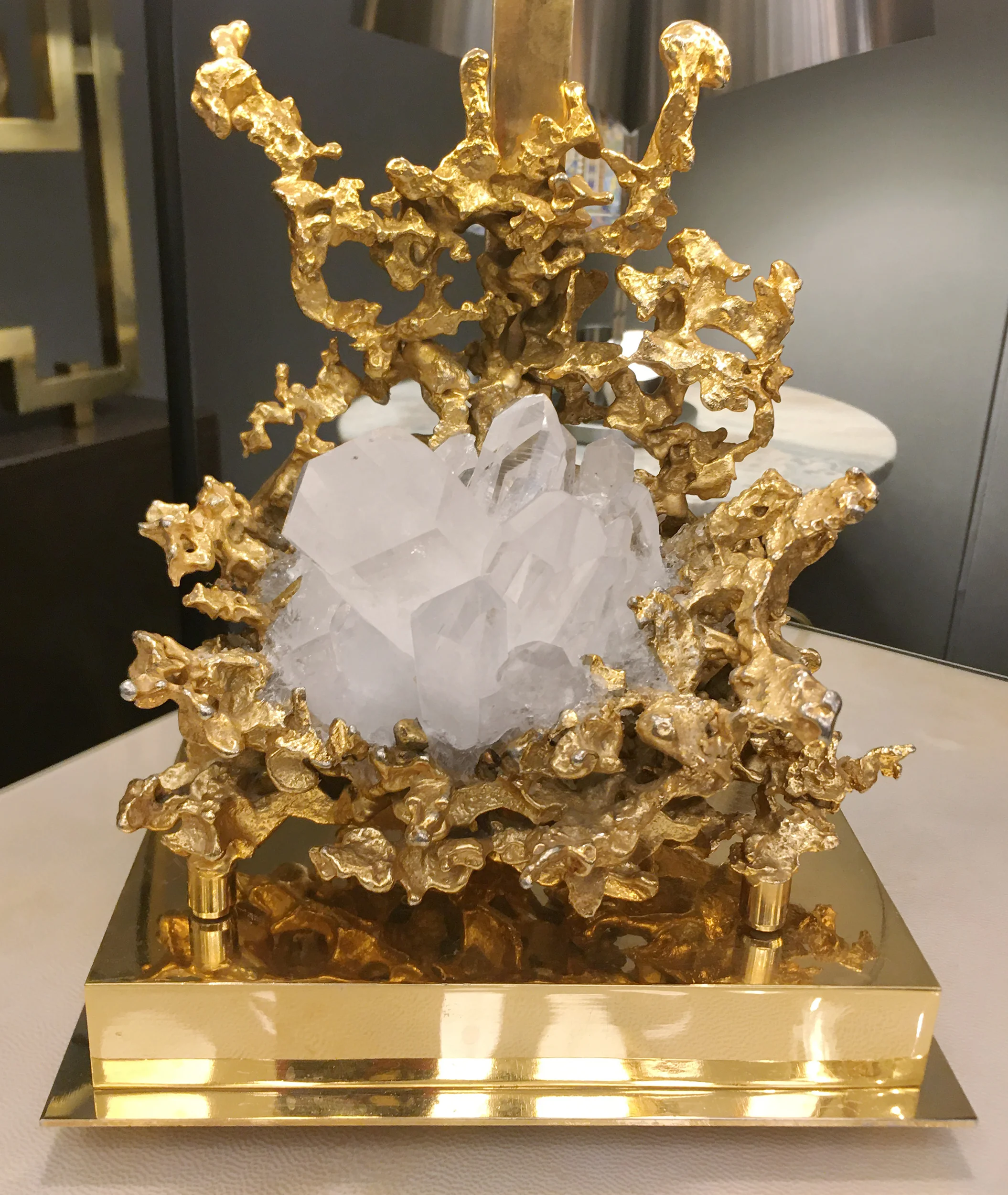 Lampe à poser en bronze doré et cristal de roche. Claude-Victor Boeltz-02