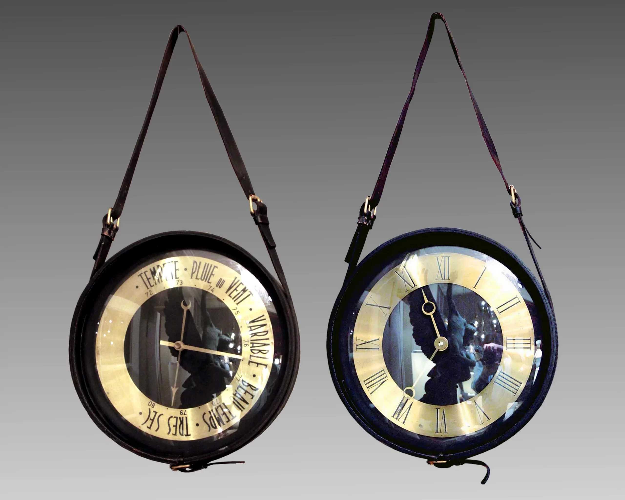 Pendule et baromètre en cuir noir et laiton à suspendre. Jacques Adnet vers 1950-02