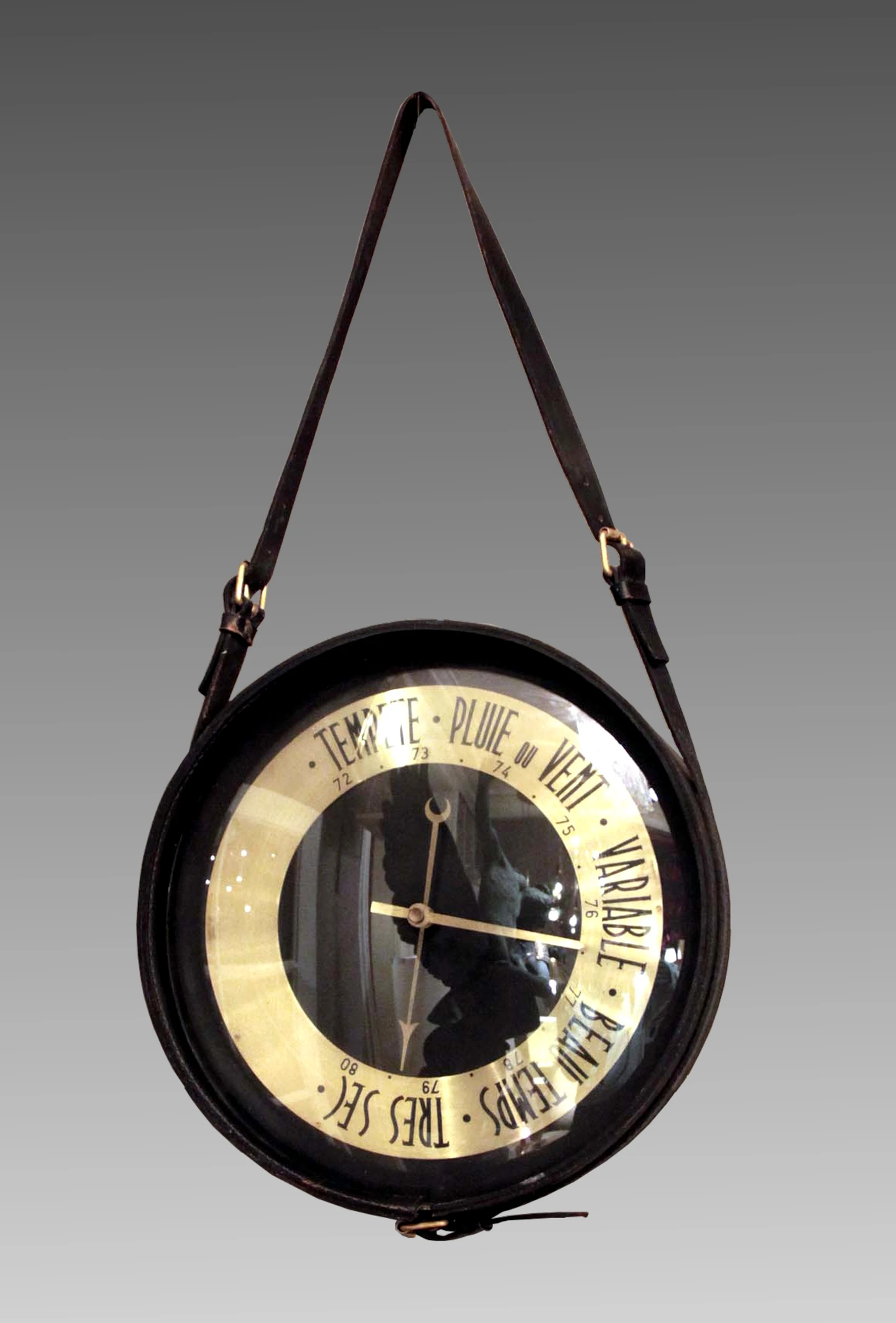 Pendule et baromètre en cuir noir et laiton à suspendre. Jacques Adnet vers 1950-03
