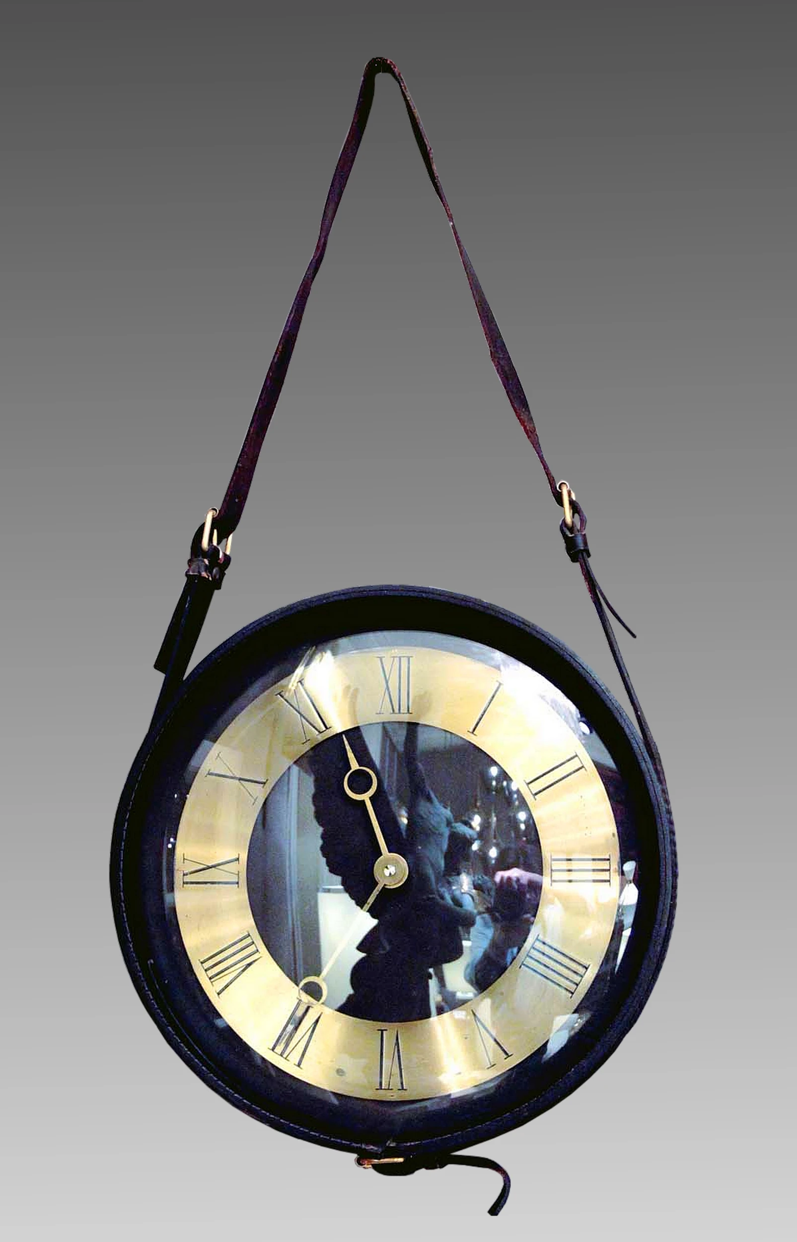 Pendule et baromètre en cuir noir et laiton à suspendre. Jacques Adnet vers 1950-04