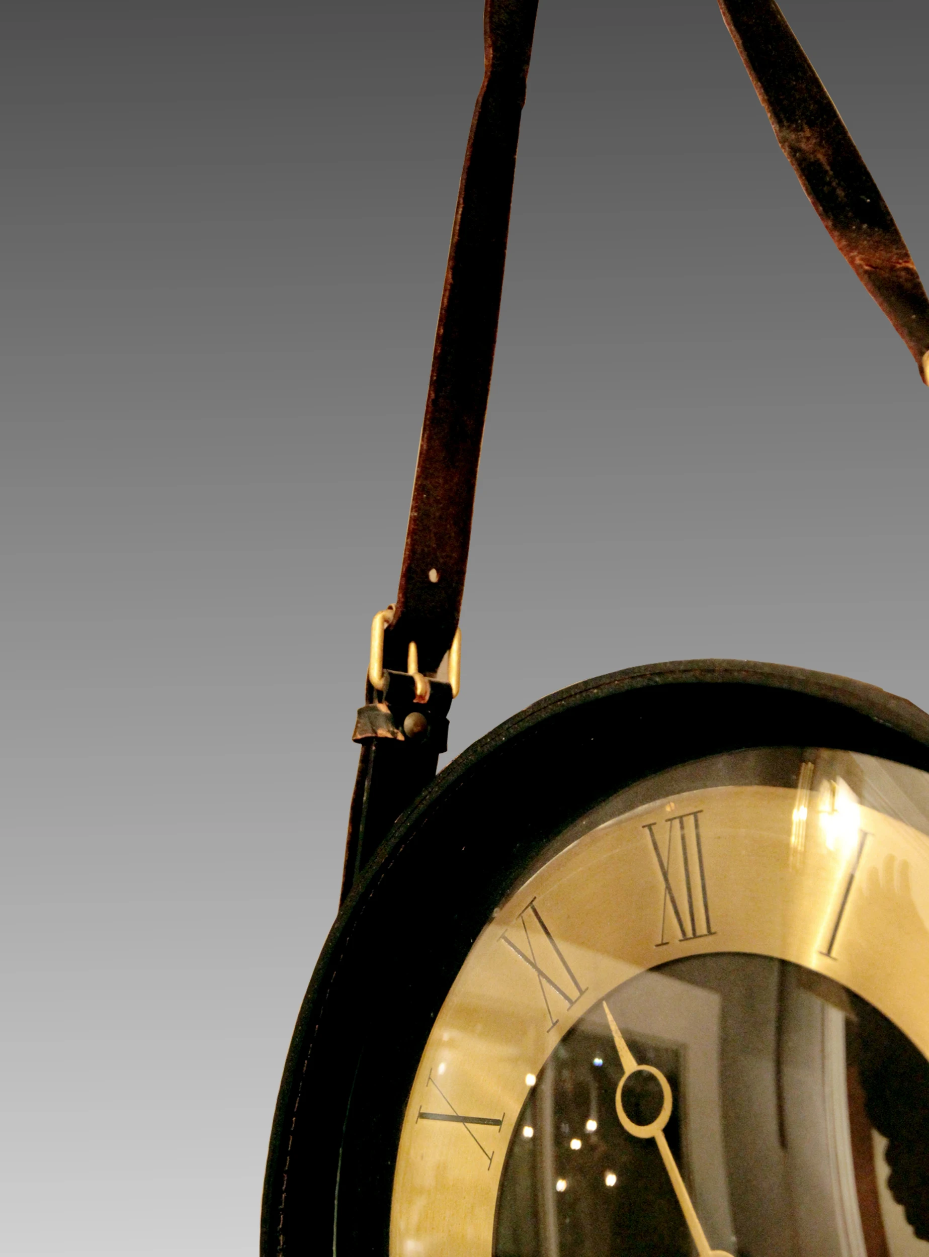 Pendule et baromètre en cuir noir et laiton à suspendre. Jacques Adnet vers 1950-05