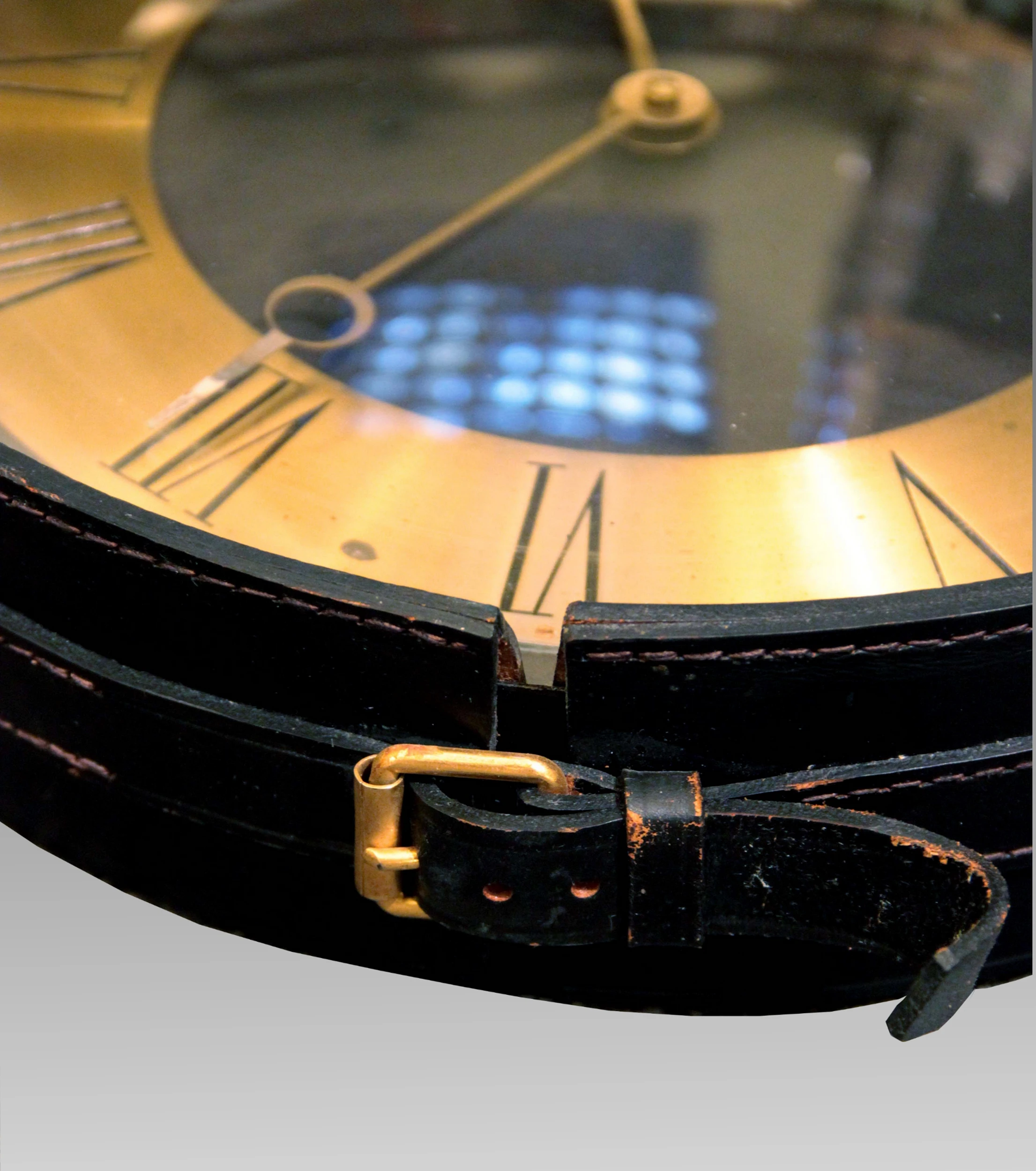 Pendule et baromètre en cuir noir et laiton à suspendre. Jacques Adnet vers 1950-07