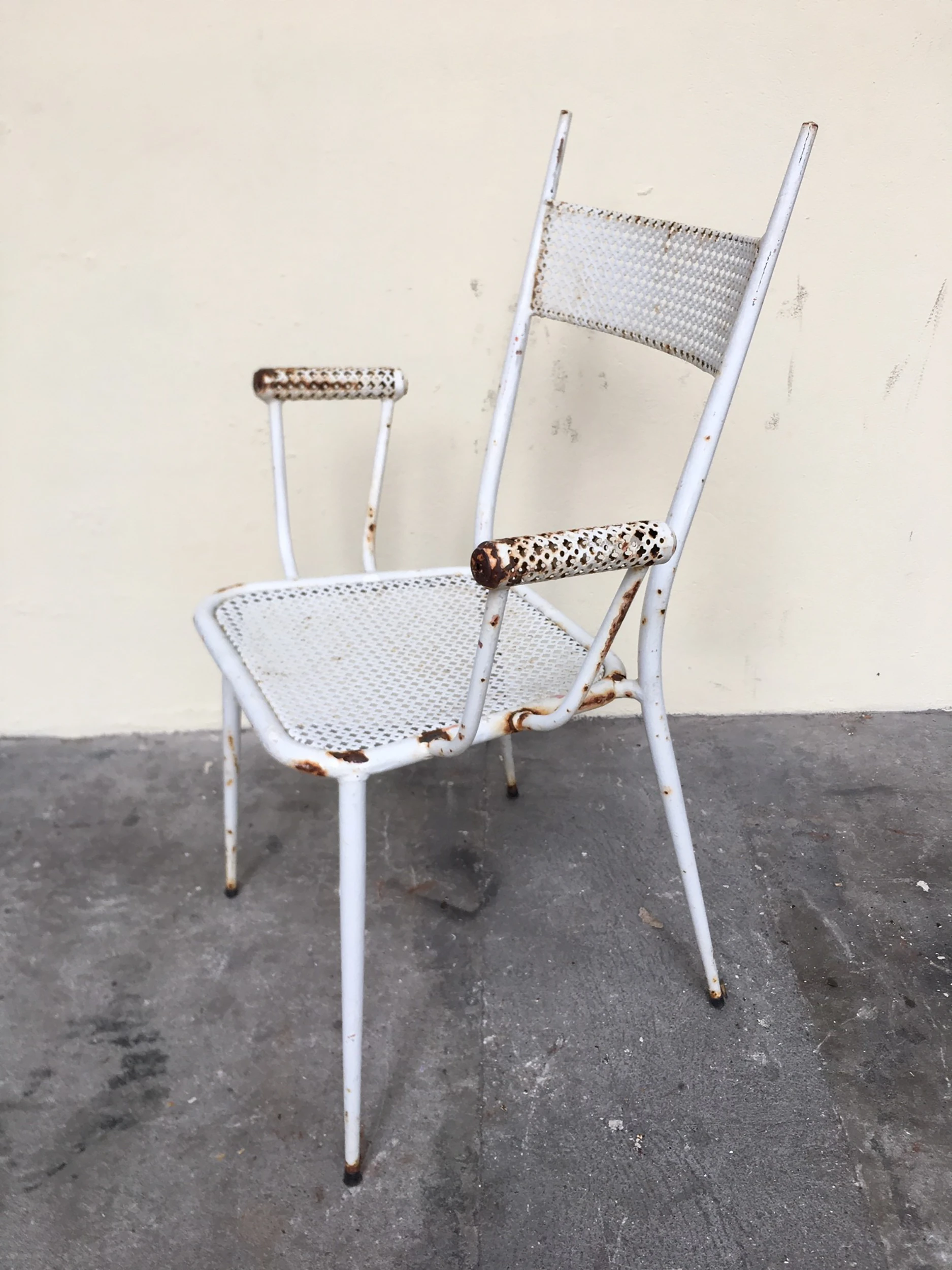 Salon de jardin 1950 en tôle perforée dans le goût de Mathieu Matégot-03