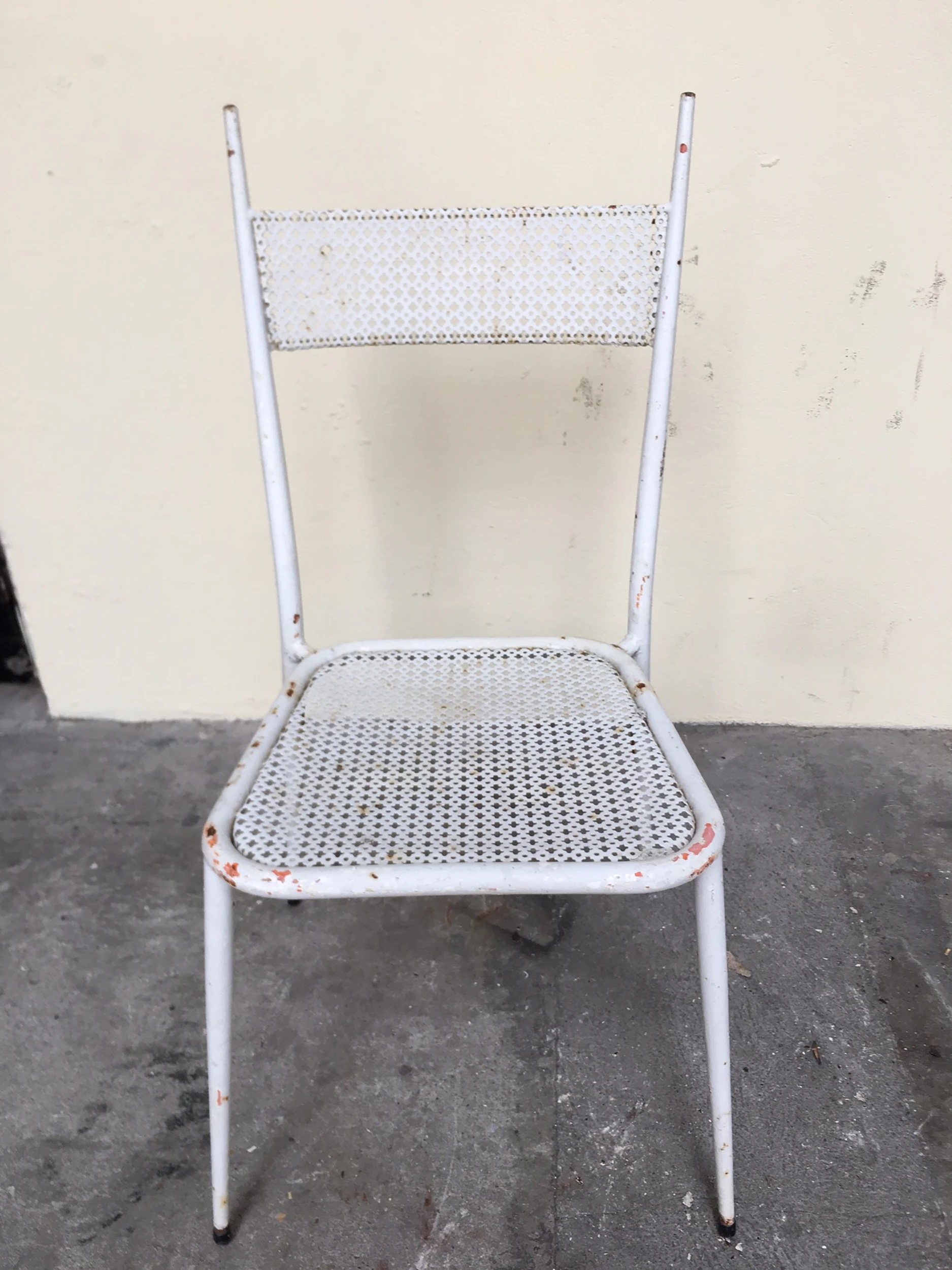 Salon de jardin 1950 en tôle perforée dans le goût de Mathieu Matégot-05