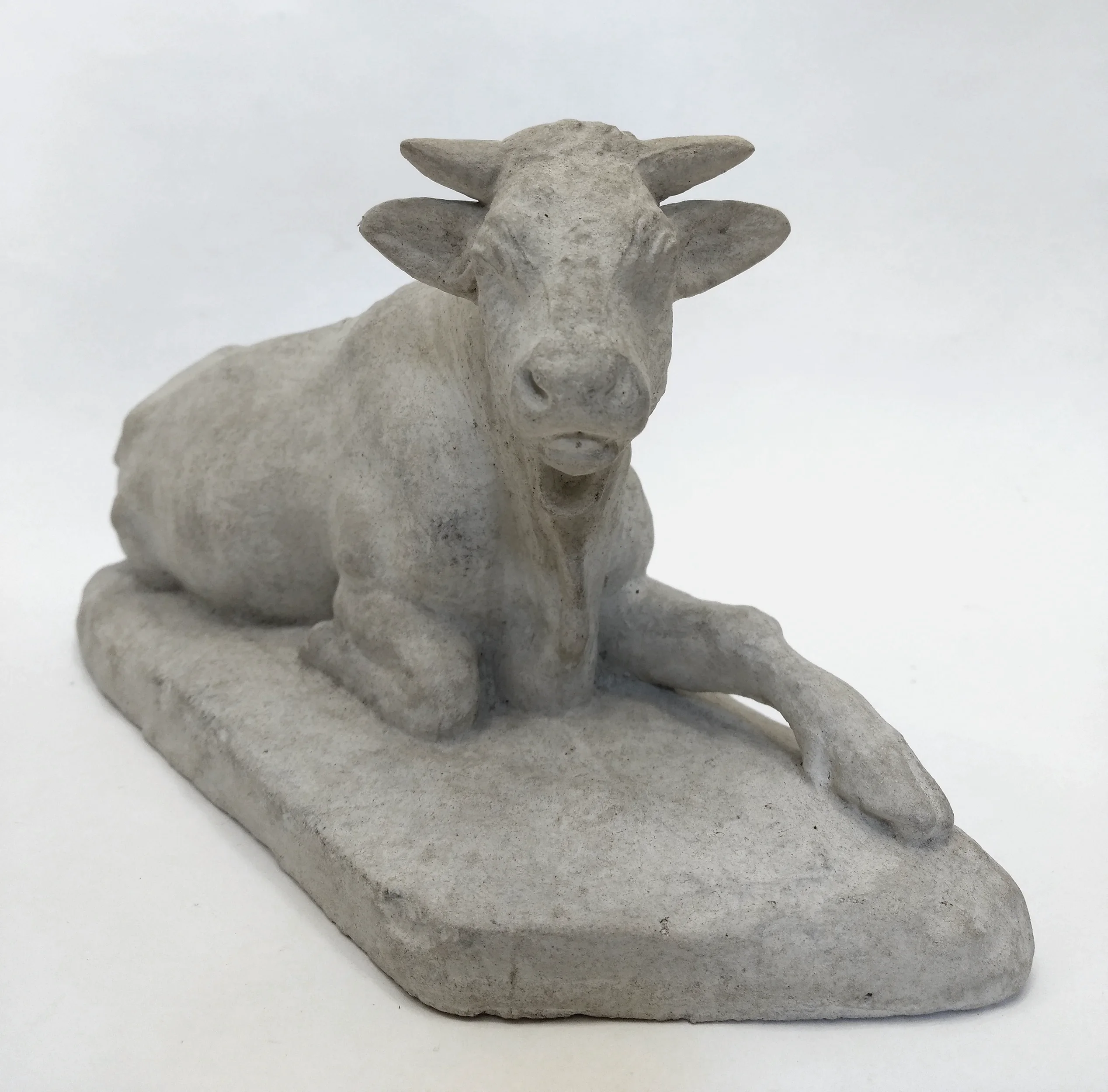 Statuette représentant une vache couchée, plâtre d'atelier-04